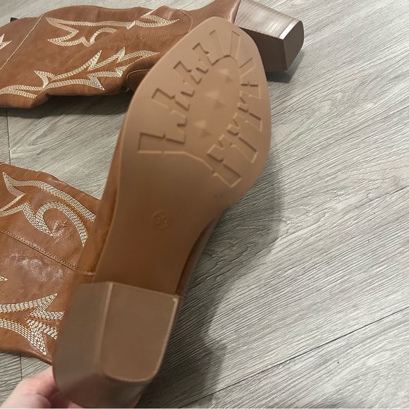 Boots - Picture 4 of 4